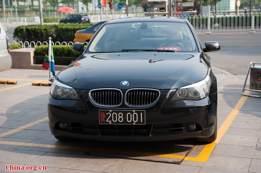 The vehicle of Dr. B. W. J. Langa, South Africa&apos;s ambassador to China [Photo / Chen Boyuan]