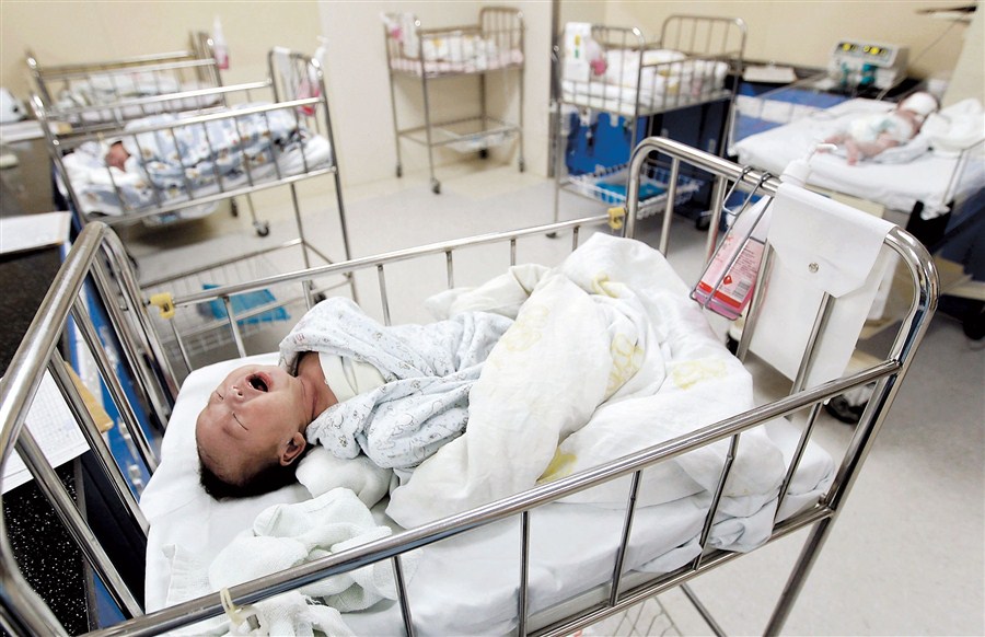 Newborn babies pictured at a Shanghai hospital yesterday, the day the city’s legislature gave the go-ahead to an amended family planning policy.[Photo/Xinhua]