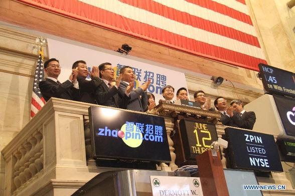 Guests applaud to celebrate Zhaopin Limited's listing shares on New York Stock Exchange(NYSE) in New York City, the United States, on June 12, 2014. China's leading career platform Zhaopin Limited made its trading debut on the New York Stock Exchange Thursday, marking the ninth Chinese company to list shares in the U.S. market this year.(Xinhua