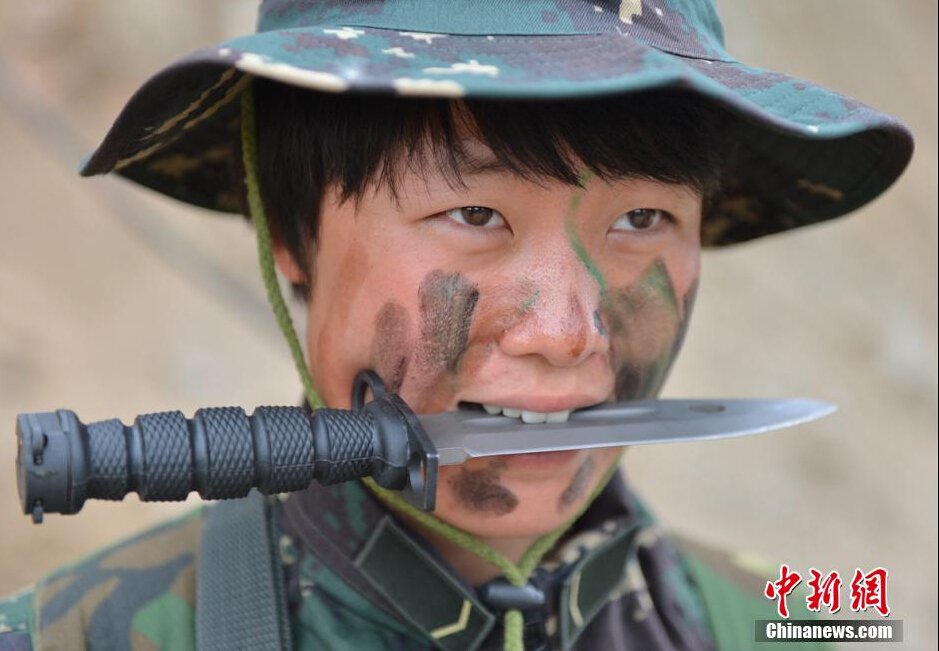 Photo shows that female soldiers of Chinese special forces are taking field survival training.