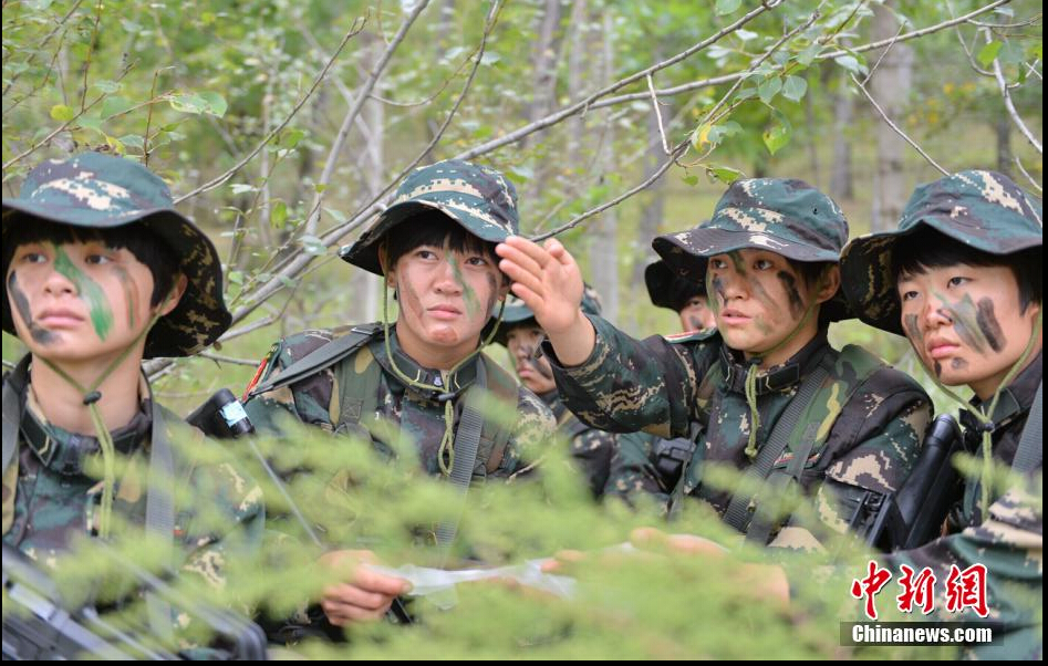 Photo shows that female soldiers of Chinese special forces are taking field survival training. 