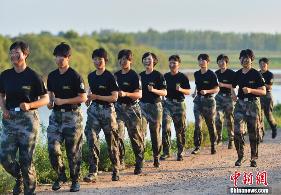 Photo shows that female soldiers of Chinese special forces are taking field survival training.