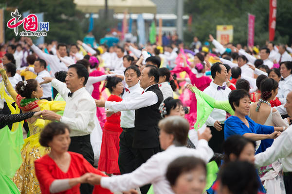 Tens of thousands of people in Beijing gathered at Chaoyang Park, in the eastern part of the Chinese capital on Oct. 1, 2014, to participate in various commemorative activities to mark the 65th National Day of the People's Republic of China. [Photo by Chen Boyuan / China.org.cn]