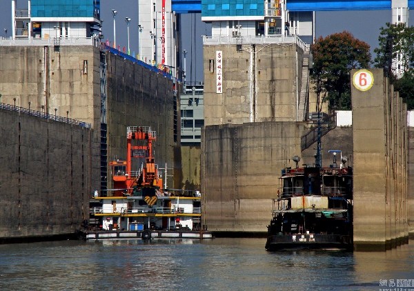 An emergency repair has been operated on China's Gezhouba Dam, which has a serious leak of water caused by a horizontal penetrating crack that appeared on a gate in the No.3 ship lock.[File photo]