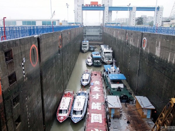 An emergency repair has been operated on China's Gezhouba Dam, which has a serious leak of water caused by a horizontal penetrating crack that appeared on a gate in the No.3 ship lock.[File photo]