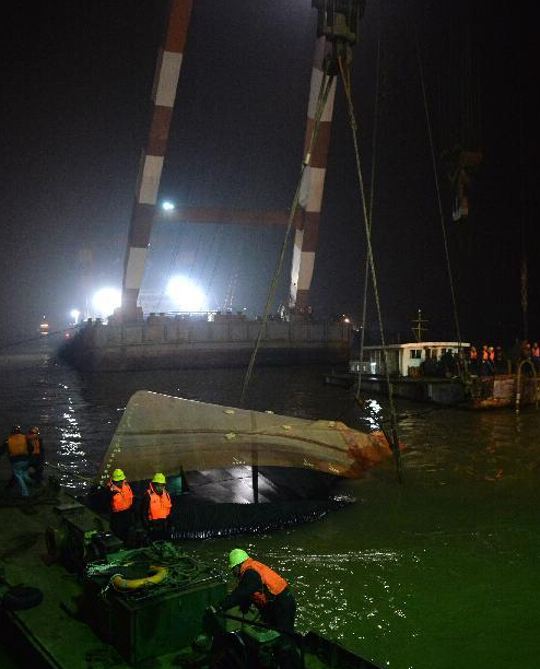 More than 20 people, including seven or eight foreigners are still missing after a tug boat sank in the Yangtze River in east China's Jiangsu Province Thursday.[Photo/Xinhua]