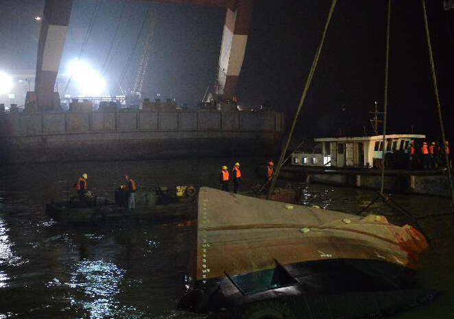 More than 20 people, including seven or eight foreigners are still missing after a tug boat sank in the Yangtze River in east China's Jiangsu Province Thursday.[Photo/Xinhua]