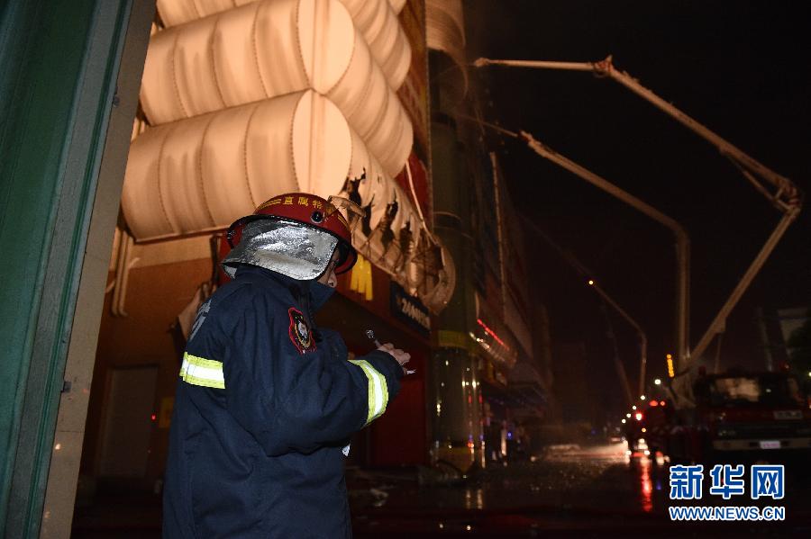 Rescurers work at a warehouse in south China's Guangdong Province. A fire broke out in the warehouse on February 5, 2015. [Photo: Xinhua]