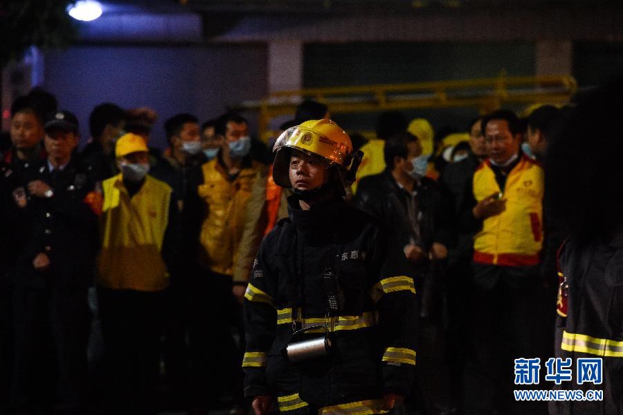 Rescurers work at a warehouse in south China's Guangdong Province. A fire broke out in the warehouse on February 5, 2015. [Photo: Xinhua]