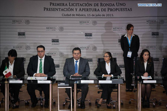 Officials attend the presentation and opening of proposals in the first bidding Round One at the National Hydrocarbons Comission (CNH) in Mexico City, capital of Mexico, on July 15, 2015. Oil companies from 16 countries, are set to bid Wednesday for exploration and exploitation rights to 14 offshore Mexican oilfields, in the first bidding of its type since the energy sector was opened to private investment. [Photo/Xinhua]