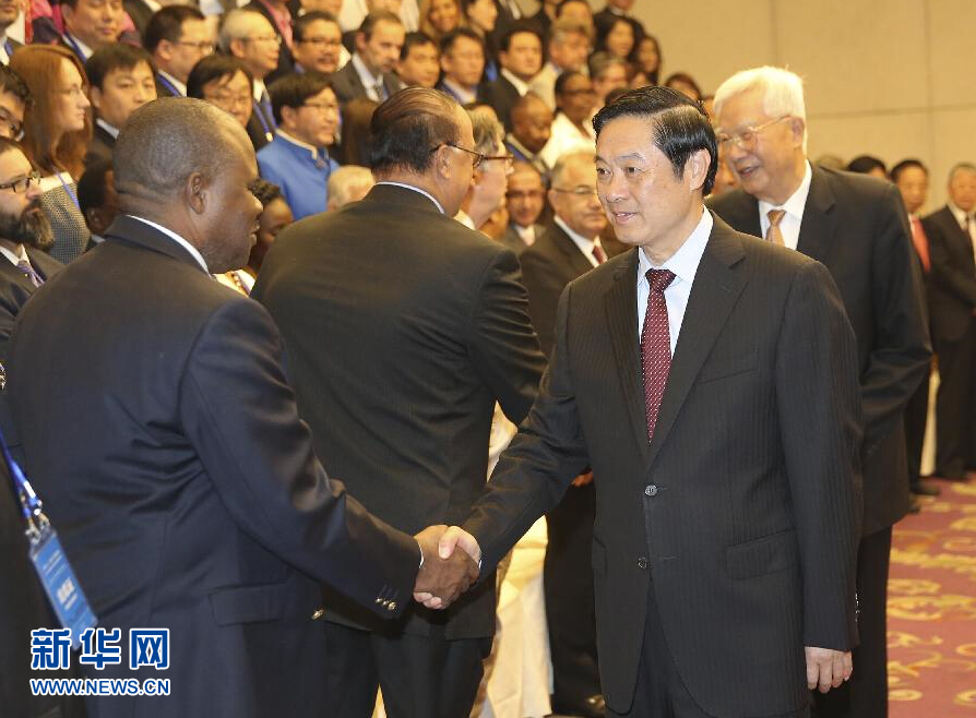 Liu Qibao, head of the Publicity Department of the CPC Central Committee shakes hands with human rights experts attending the 2015 Beijing Forum on Human Rights on Sept. 16 in Beijing. 