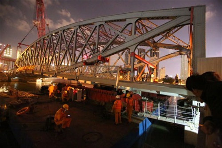 Zhejiang Road Bridge back in place last night. — Zhang Suoqing 