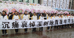 Xining: Students stand in the rain praying for the quake victims in Yushu prefecture of China’s Northwest Qinghai province on April 21, 2010. [Photo by Qi Xiao/chinadaily.com.cn]